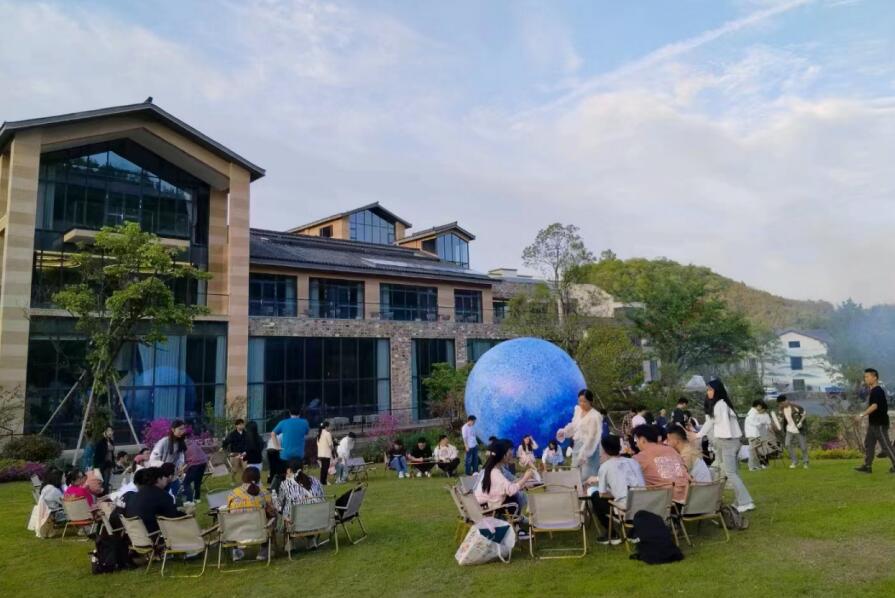 廬江縣虎凹歡樂茶谷民宿舉辦團建露營活動。張春生攝