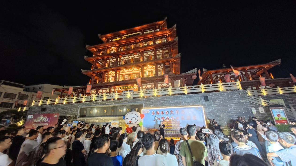 曹操地下運(yùn)兵道景區(qū)“好運(yùn)夜市”活動(dòng)。劉天攝