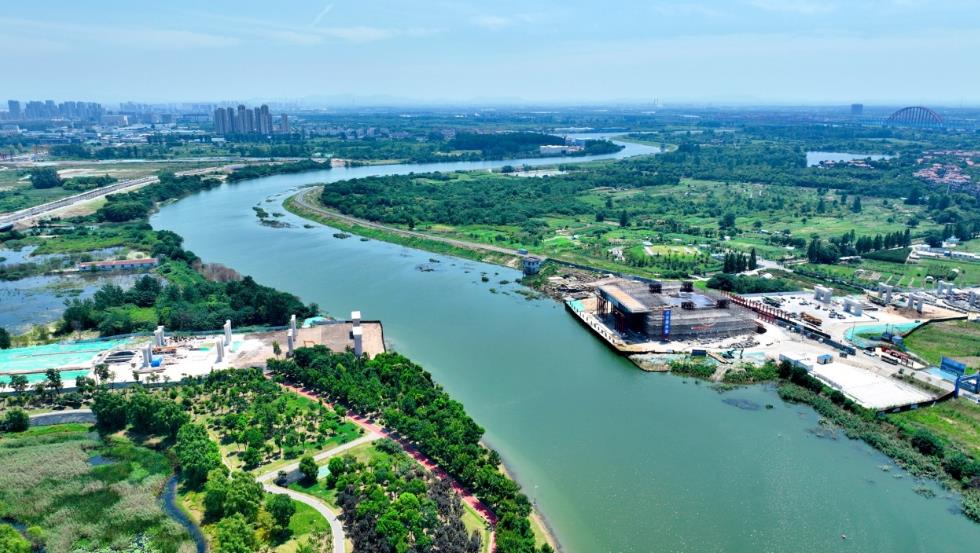 建設(shè)中的龍崗路跨南淝河大橋。瑤海區(qū)委宣傳部供圖