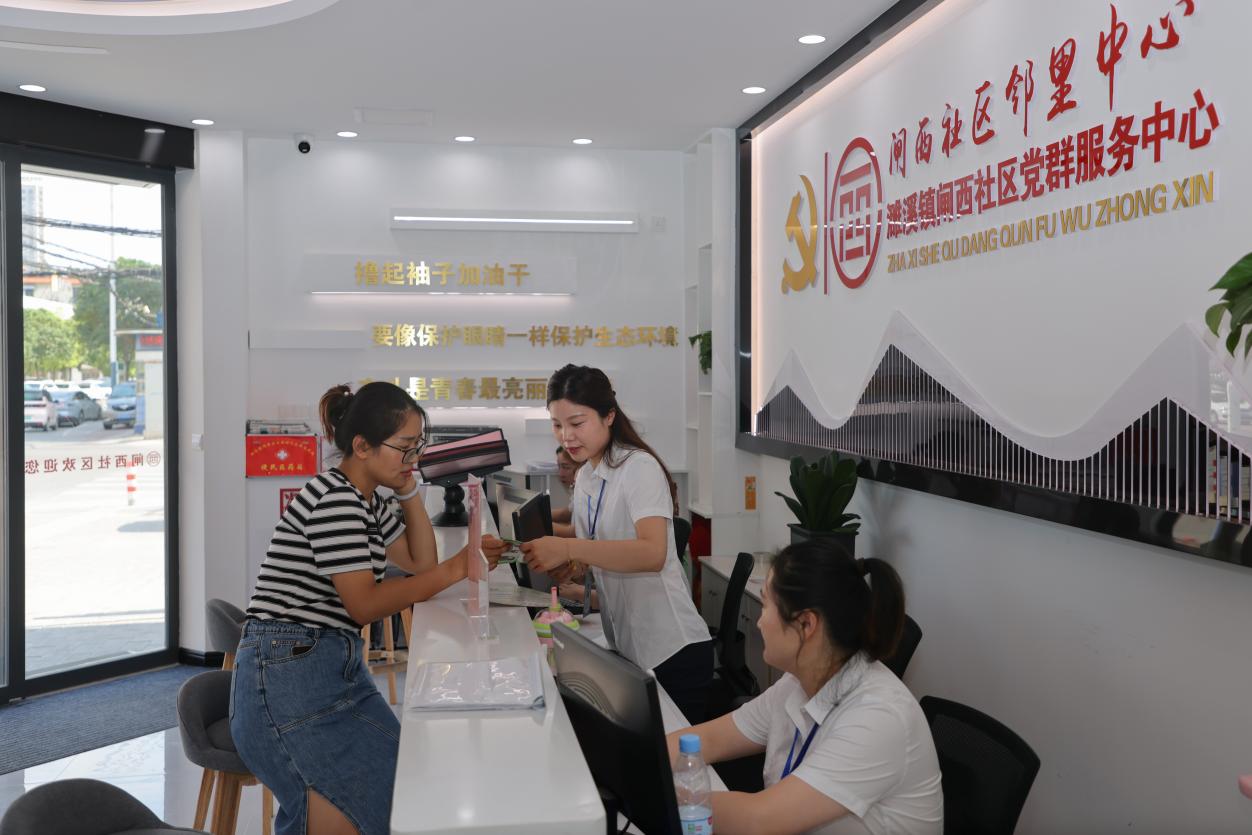 閘西社區(qū)工作人員為居民辦理業(yè)務(wù)。人民網(wǎng)記者 王曉飛攝