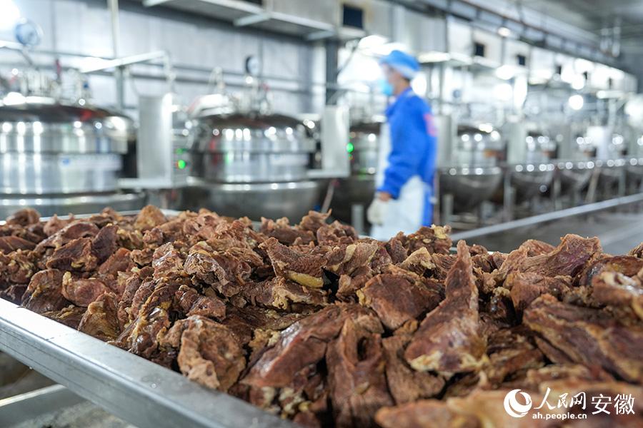 湯汁由牛肉和大骨混合熬制。人民網(wǎng)記者 苗子健攝