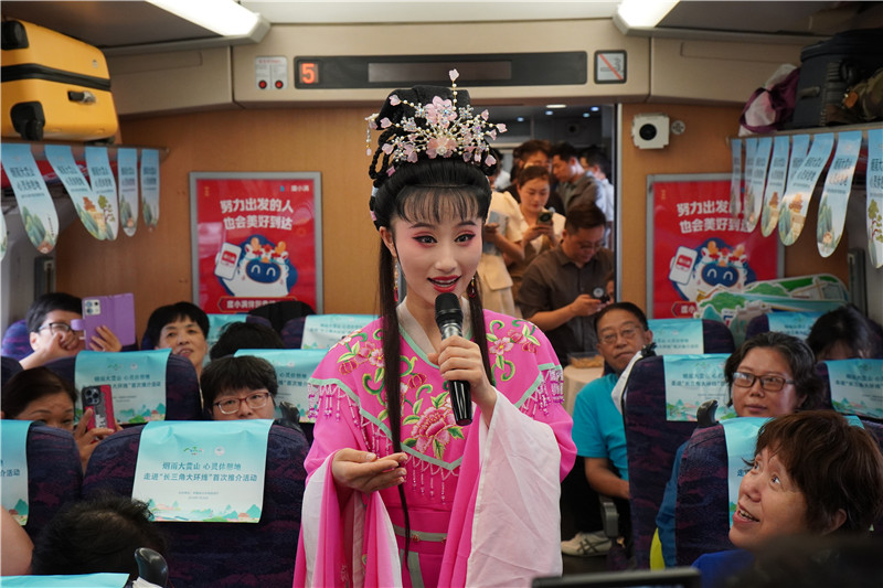 黃梅戲演員在車廂內(nèi)表演。人民網(wǎng)記者 陳若天攝