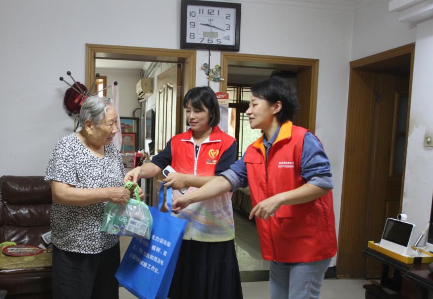 社網(wǎng)共建，讓老人清涼度夏。李偉攝