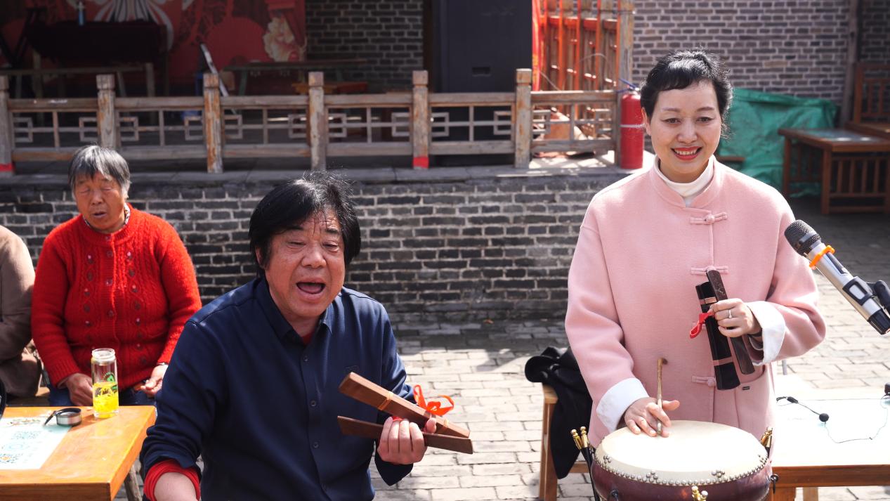 茶館內(nèi)說(shuō)書(shū)先生正在演出。濉溪縣委宣傳部供圖