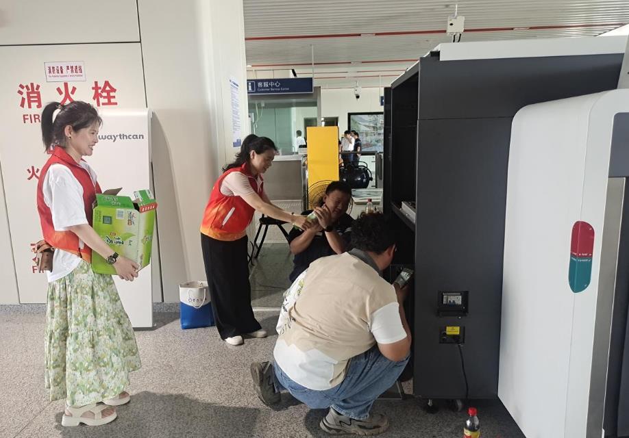 戎光·她力量志愿服務(wù)隊(duì)開展夏日“送清涼”活動(dòng)。任道殿攝