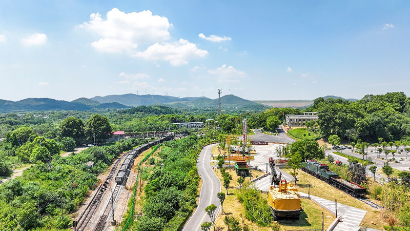 改建后的礦坑已成為一處令人心曠神怡的生態(tài)樂(lè)園。