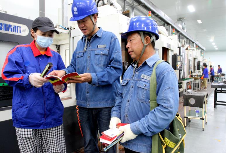 節(jié)能宣傳進(jìn)企業(yè)。李偉攝