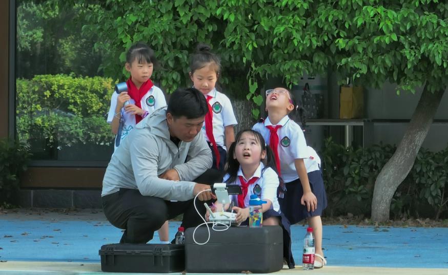 安徽送變電志愿者對(duì)小學(xué)生進(jìn)行無(wú)人機(jī)實(shí)操培訓(xùn)。張銳攝