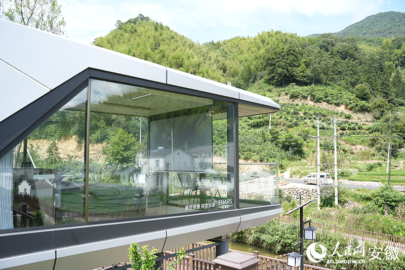 依山而建的民宿，晚上可以打開房頂數星星。人民網記者 王銳攝.jpg