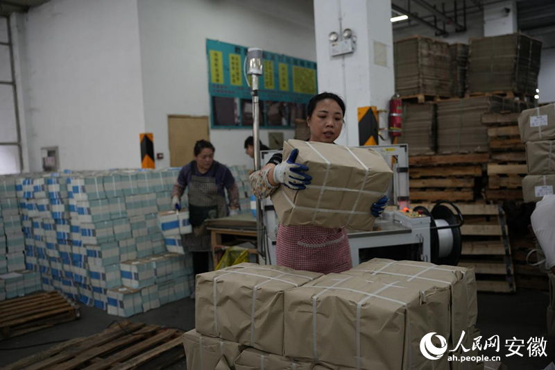 工人將書籍打包。人民網(wǎng)記者 王銳攝