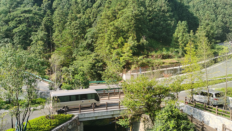 中巴車在大山村通行。人民網(wǎng) 胡雨松攝