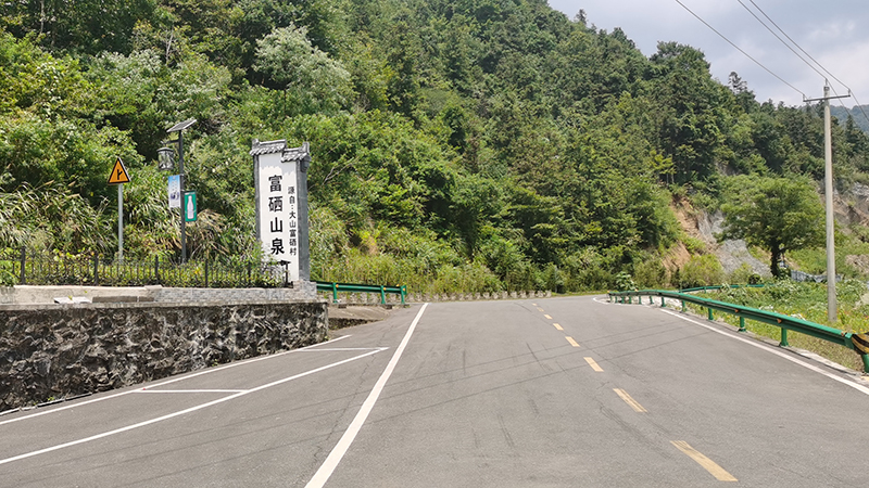 水廠前新修的馬路平坦開(kāi)闊。人民網(wǎng) 胡雨松攝