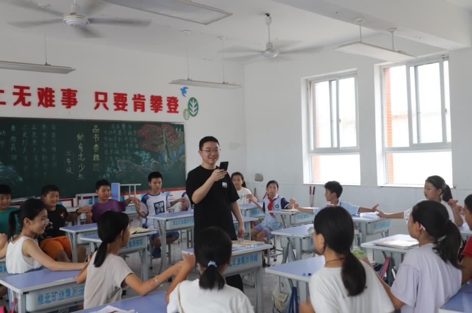 孫瑞歧與同學(xué)們一起做趣味游戲。徐雅嫻攝