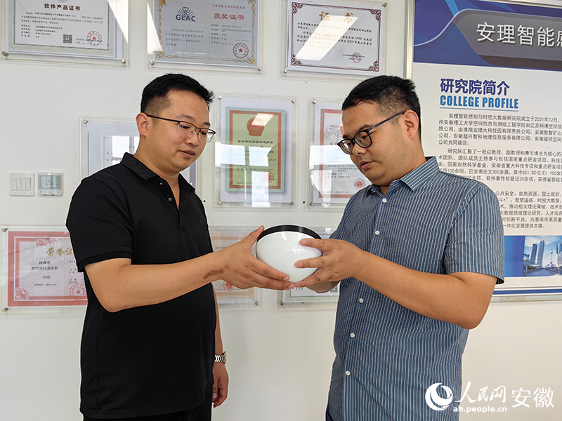 劉春陽和陳健在溝通最新產(chǎn)品的性能情況。人民網(wǎng)記者 韓震震攝