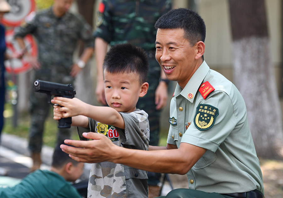 2024年8月9日，安徽合肥，在武警安徽總隊合肥支隊營區(qū)，小軍娃在體驗武器裝備。
