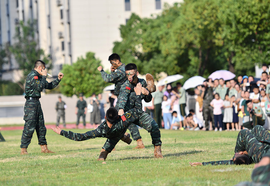 2024年8月9日，安徽合肥，在武警安徽總隊(duì)合肥支隊(duì)營(yíng)區(qū)，官兵在向軍嫂軍娃演示特戰(zhàn)格斗動(dòng)作。