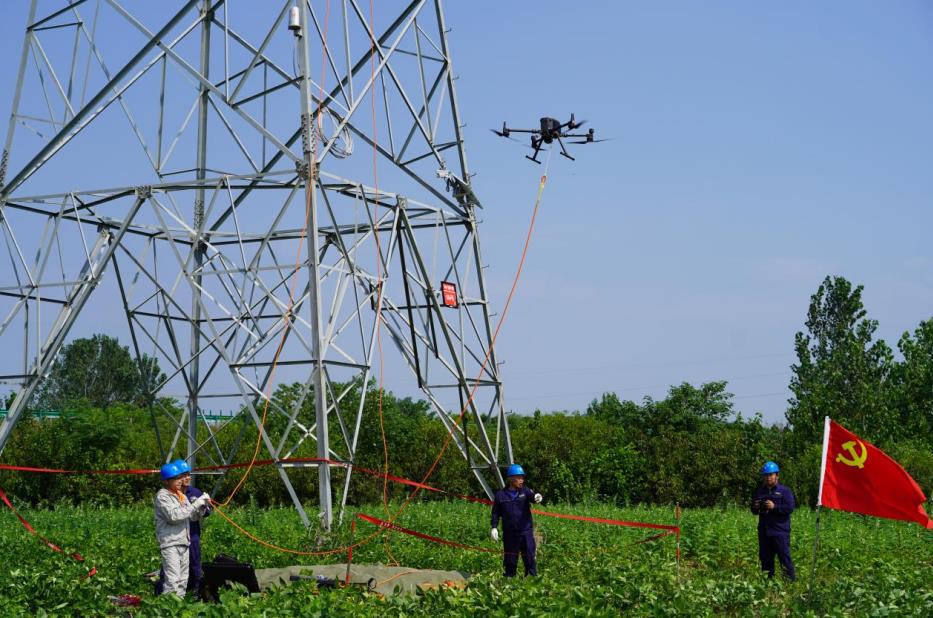 8月10日，蚌埠供電公司采用等電位帶電作業(yè)方式開展220千伏線路線夾設(shè)備發(fā)熱缺陷消除工作。朱瑩茹攝