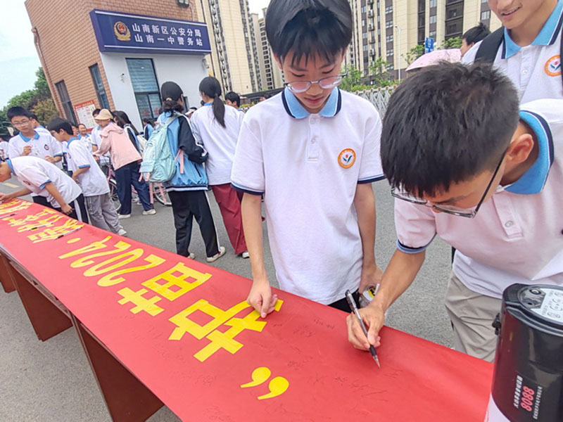 “掃黃打非?護(hù)苗”宣傳活動(dòng)現(xiàn)場(chǎng)。