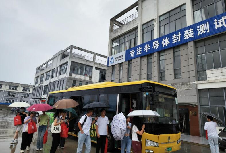 “職引未來，筑夢(mèng)青春”主題招聘活動(dòng)。