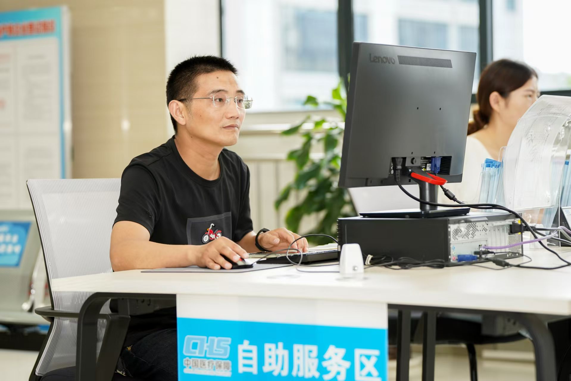 安徽省池州市市民在市政務(wù)服務(wù)大廳辦理業(yè)務(wù)。人民網(wǎng)記者 王銳攝