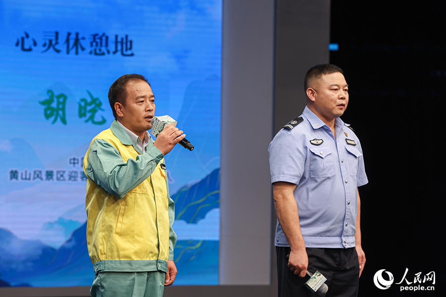 “中國(guó)好人”李培生（左）、胡曉春推介“大黃山”。人民網(wǎng)記者 張俊攝
