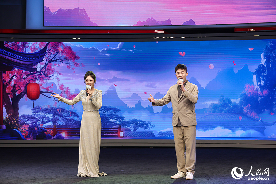 黃梅戲演員王澤熙（右）、汪晨晨現(xiàn)場演繹《天仙配》和《桃花扇》經(jīng)典選段。人民網(wǎng)記者 張俊攝