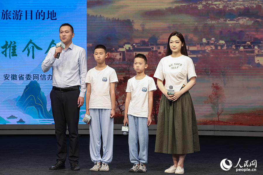 “黃山新農(nóng)人”鄧茜一家四口齊上陣，為“大黃山”鼓與呼。人民網(wǎng)記者 張俊攝