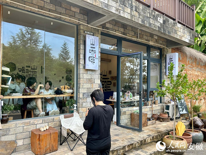 劉云在施窯村開設(shè)的咖啡店。人民網(wǎng)記者 高飛躍攝