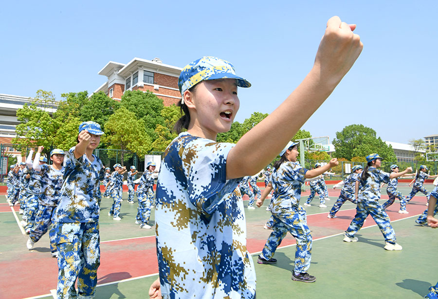 2024年8月25日，安徽省淮南二中高一新生在運(yùn)動(dòng)場(chǎng)上練習(xí)防身術(shù)。