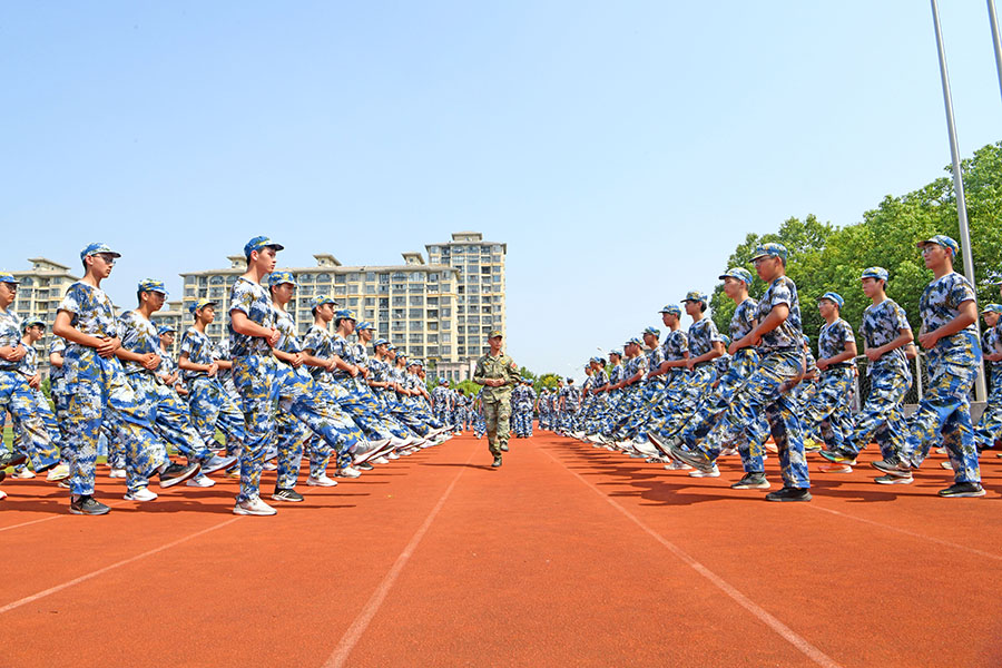 2024年8月25日，安徽省淮南二中高一新生在運動場上進行隊列訓練。