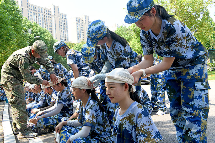 2024年8月25日，安徽省淮南二中高一新生練習(xí)頭部受傷包扎急救措施。