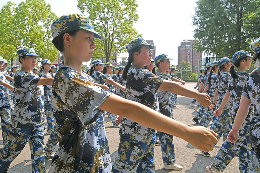 2024年8月25日，安徽省淮南二中高一新生在運(yùn)動(dòng)場(chǎng)上進(jìn)行隊(duì)列訓(xùn)練。