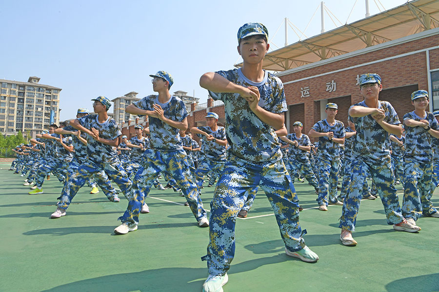 2024年8月25日，安徽省淮南二中高一新生在運(yùn)動場上練習(xí)軍體拳。