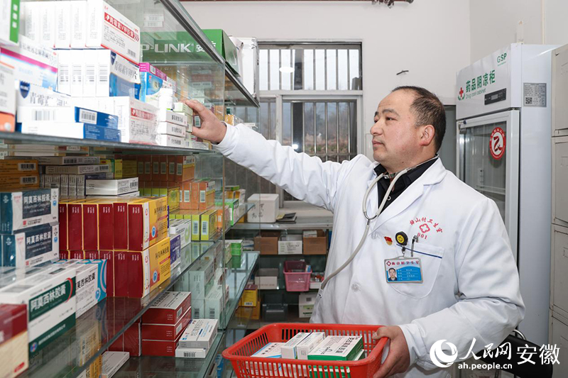 林以冉在藥房檢查藥品。人民網(wǎng)記者 張俊攝