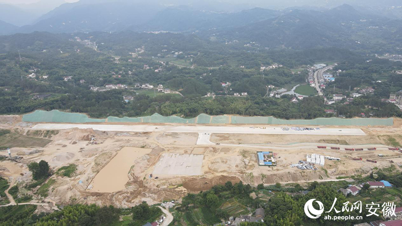 安慶民用無人駕駛航空試驗(yàn)基地（試驗(yàn)區(qū)）內(nèi)的無人機(jī)跑道。人民網(wǎng)記者 王銳攝