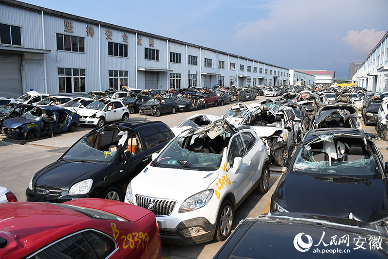 等待拆解處理的報(bào)廢汽車。人民網(wǎng)記者 周坤攝