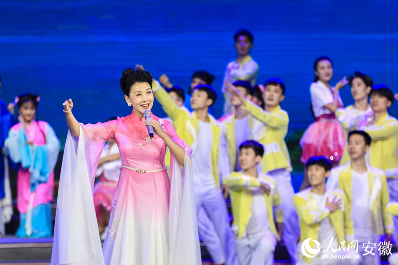 韓再芬傾情演唱黃梅戲歌《誰(shuí)人不知是安慶》。人民網(wǎng)記者 張俊攝