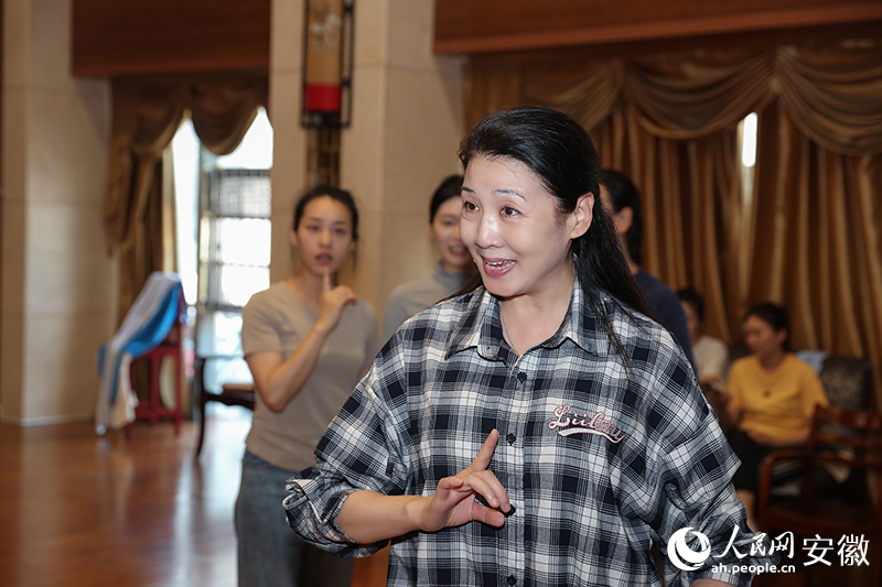 正在排練黃梅戲的韓再芬。人民網(wǎng)記者 張俊攝