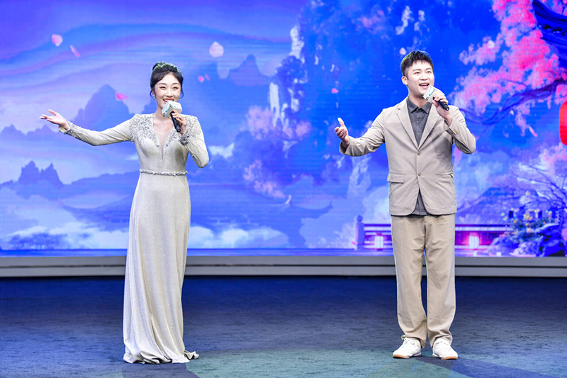 大黃山全球推介會(huì)上，黃梅戲演員王澤熙（右）、汪晨晨演繹《天仙配》經(jīng)典選段。人民網(wǎng) 任峰濤攝