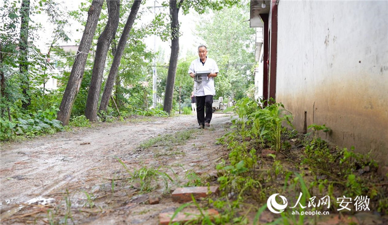 即使剛下過雨的路面泥濘不堪，李峰堅持按時上門為村民做健康檢測。人民網(wǎng)記者 王銳攝
