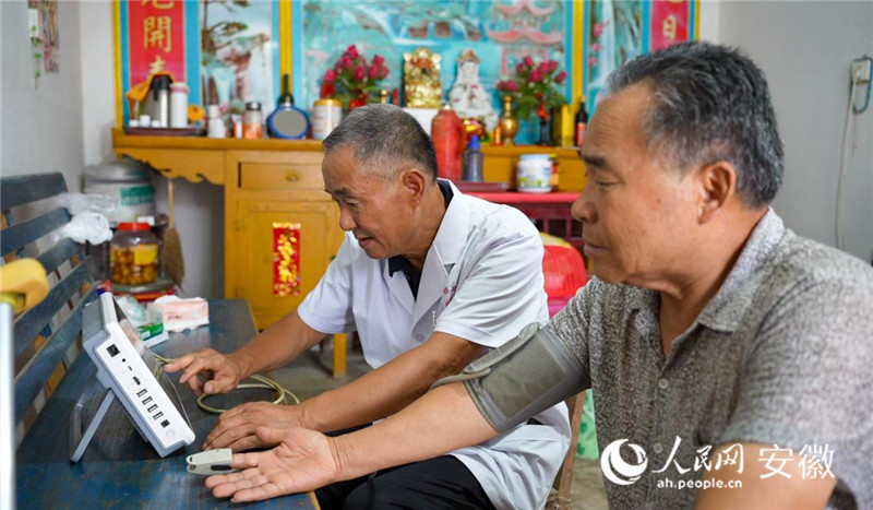 李峰上門為村民測量血壓。人民網(wǎng)記者 王銳攝