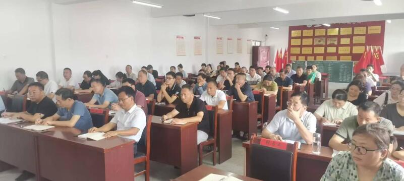 合肥市廬陽中學(xué)教育集團(tuán)臨泉分校新任班子成員履職見面會舉行。