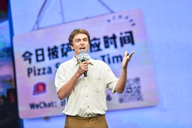 卓文講述他“小食堂”的故事。人民網(wǎng) 任峰濤攝