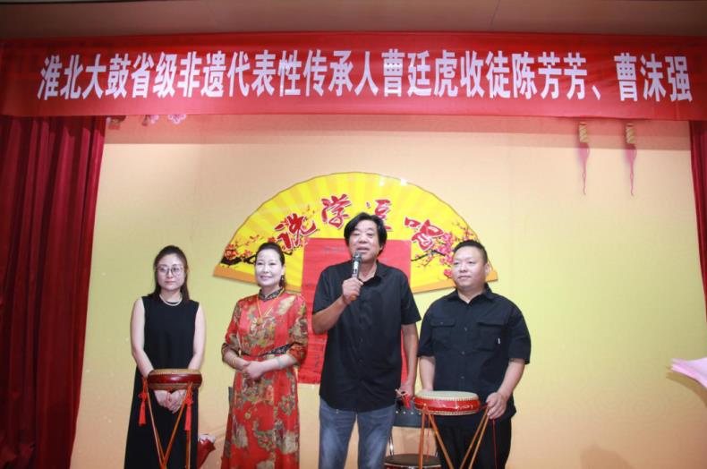 淮北大鼓省級(jí)非遺傳承人曹廷虎和陳芳芳（左）、曹沫強(qiáng)（右）兩位徒弟。濉溪縣文化館供圖