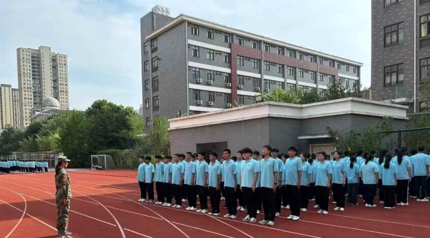 劉海琴在市三中擔(dān)任軍訓(xùn)教官。