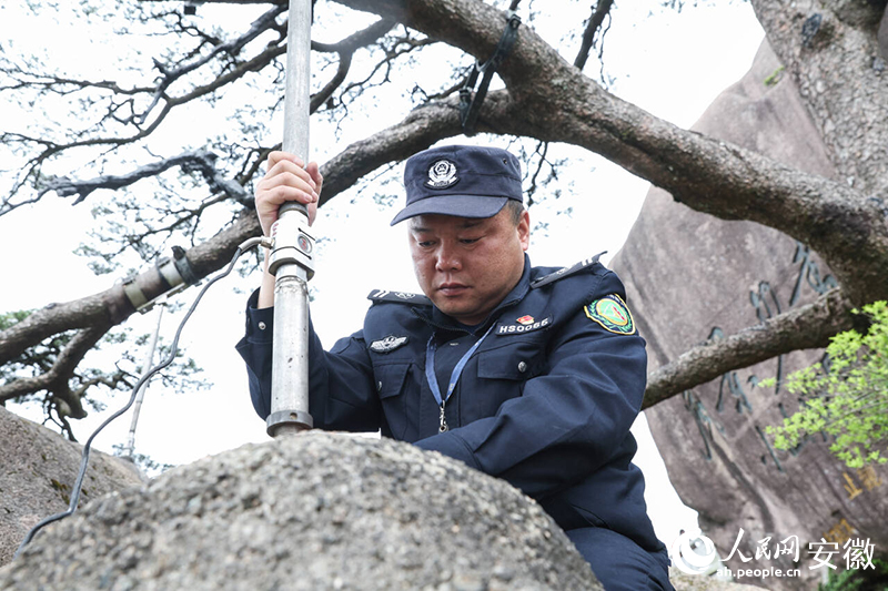 胡曉春檢查支撐桿松動(dòng)情況。人民網(wǎng)記者 張俊攝