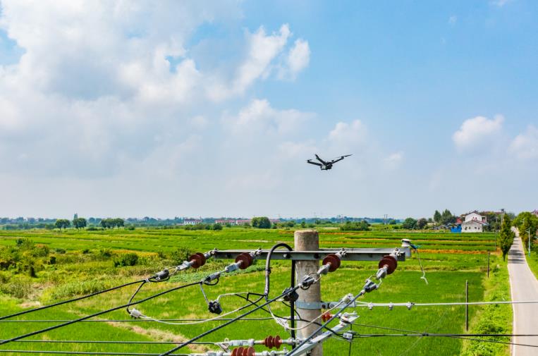 無(wú)人機(jī)對(duì)供電線路進(jìn)行自主巡檢。