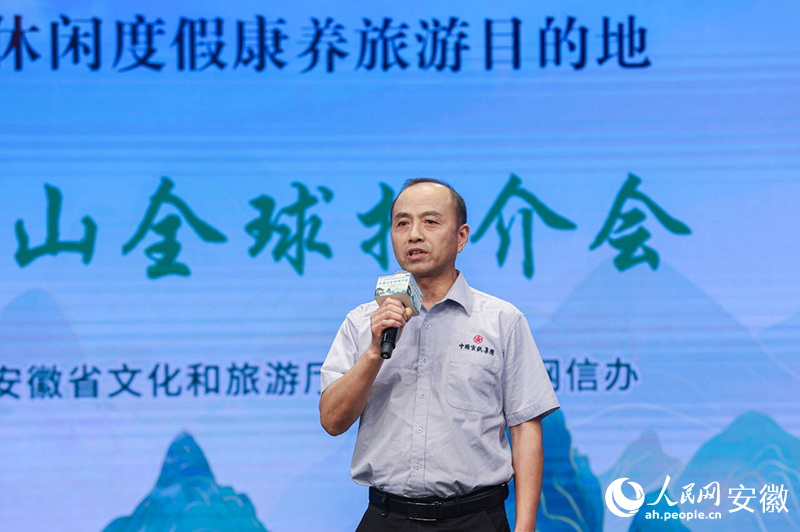 “大國工匠”周東紅現(xiàn)場推介“大黃山”。人民網(wǎng)記者 張俊攝