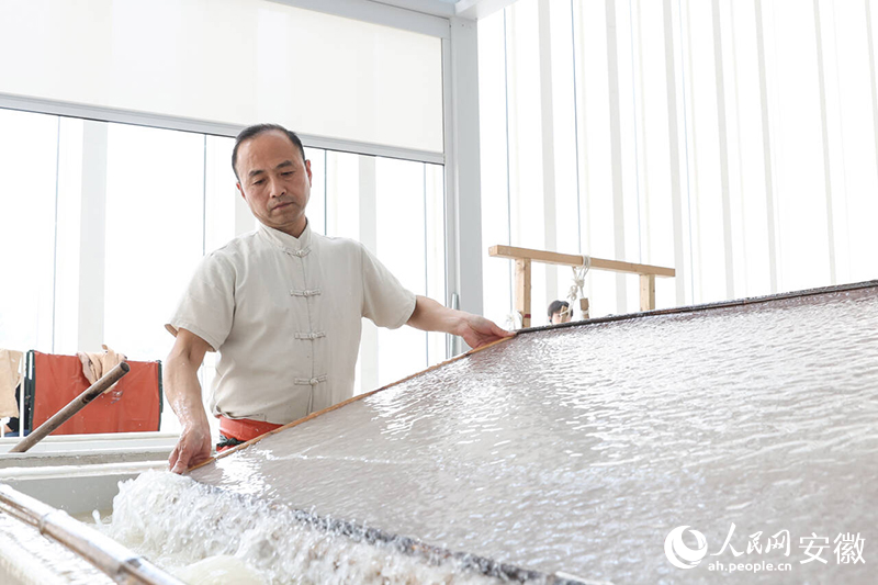 和宣紙打了近40年交道的周東紅。人民網(wǎng)記者 張俊攝