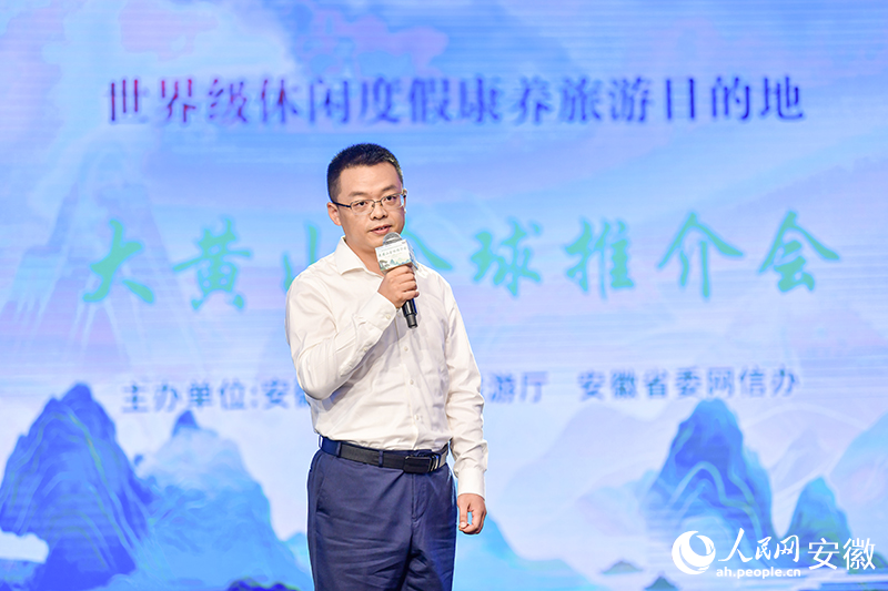 筑夢家鄉(xiāng)的“文旅人”朱斌現場推介“大黃山”。人民網 任峰濤攝